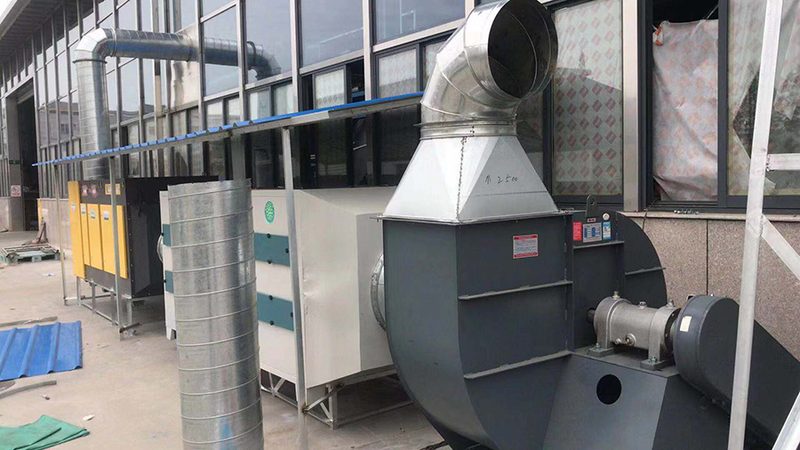 家用除尘器主要通过以下几个步骤来净化空气：